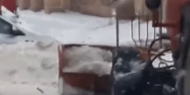 В Харькове коммунальщики засыпали снегом "героя парковки": видео