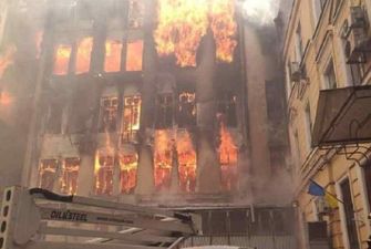 Рискуя жизнью, мужчина без спецподготовки спас несколько человек из горящего колледжа в Одессе