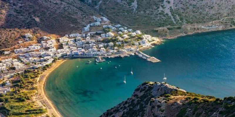 Греція пускатиме туристів без семиденного карантину, але є умови