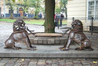 Лавочка закоханих, пам'ятник усмішці та дзвін на Ратуші: 7 місць у Львові, де здійснюються бажання