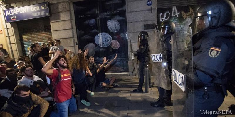 У Барселоні та інших містах Каталонії сталися зіткнення поліції з демонстрантами