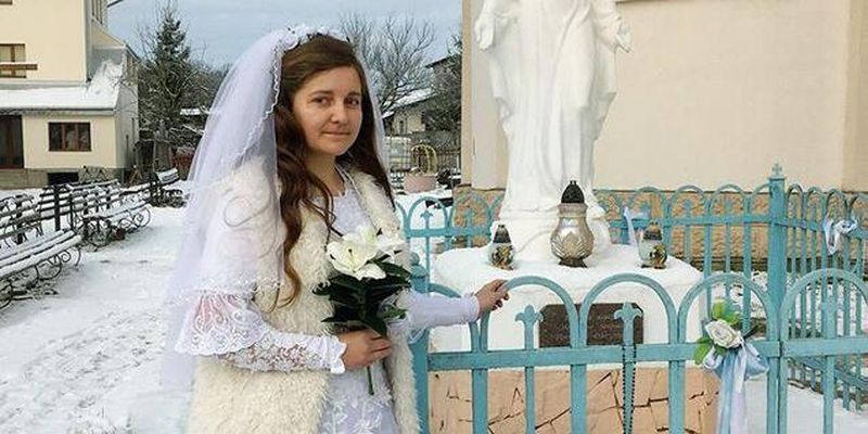 "Вышла замуж" за Иисуса Христа: фото посвящения в монахини поразили украинцев