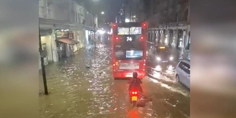 Улицы Лондона затопило ливнем
