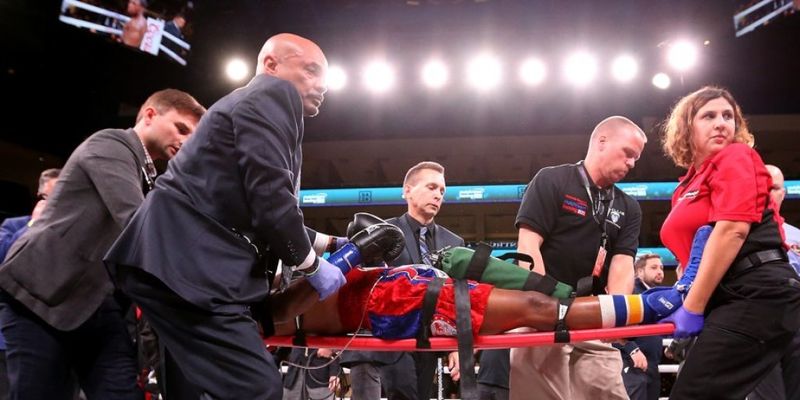 Американский боксер впал в кому после удара соперника