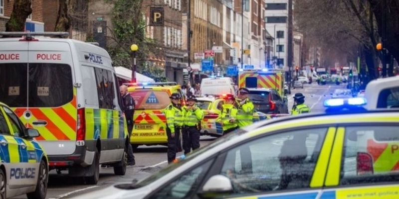 В центре Лондона неизвестный ранил трех женщин и семилетнюю девочку