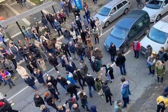 Заблоковані дороги та сутички: у Сербії масові протести через нові закони