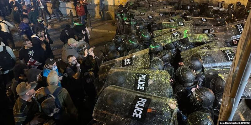 В Грузии начались стычки под парламентом: полиция жестко разгоняет протесты