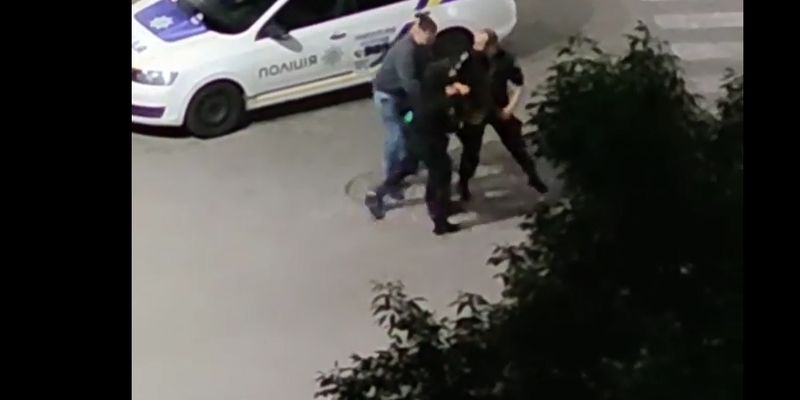 В Ровно мужчина набросился на полицейских, чтобы отбить пьяного друга
