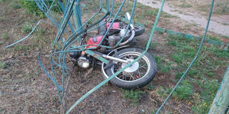 Пьяный 40-летний байкер протаранил школьный забор под Харьковом
