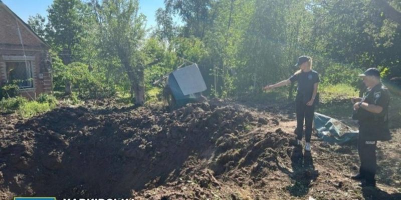В Харькове вражеская ракета повредила дом и школу - во дворе 6-метровая воронка