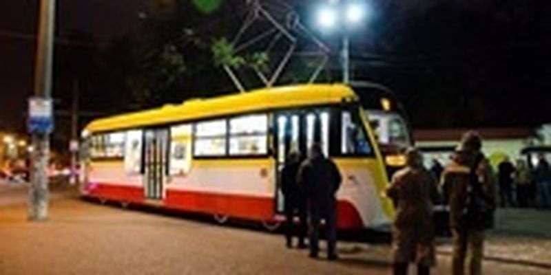 В Одессе мужчина потерял руку, упав под трамвай