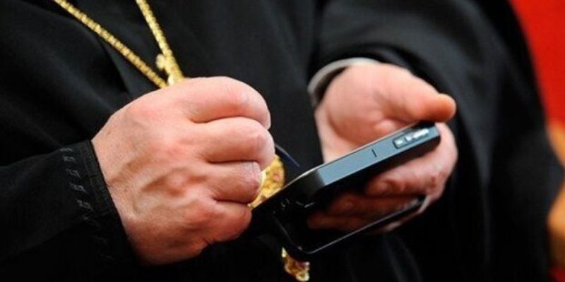 Можно ли молиться через смартфон? Священник рассказал, как реагирует церковь