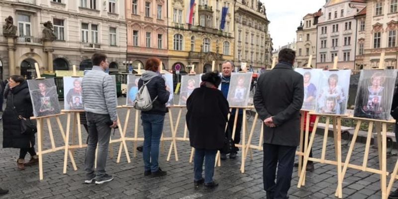 В Праге открыли фотовыставку, посвященную украинским матерям погибших военных