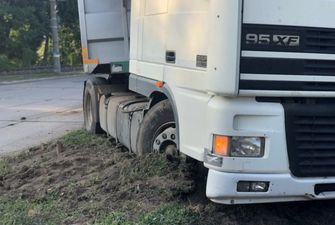 Отказал гидроусилитель руля: В Бердянске зерновоз выехал на обочину и повредил газон