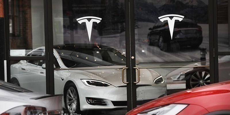 Tesla более чем на 30% снизила цену полного автопилота в своих авто