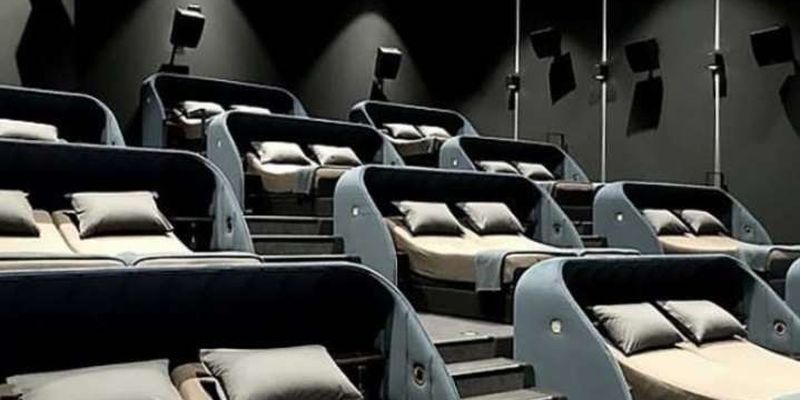 У Швейцарії крісла в кінотеатрі замінили на двоспальні ліжка