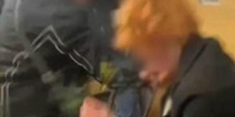 В Киеве избили пассажира метро из-за цвета волос