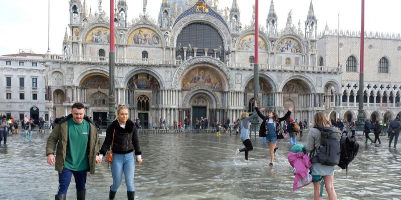 У Венеції площу Святого Марка відкрили для туристів, але вода тримається високо