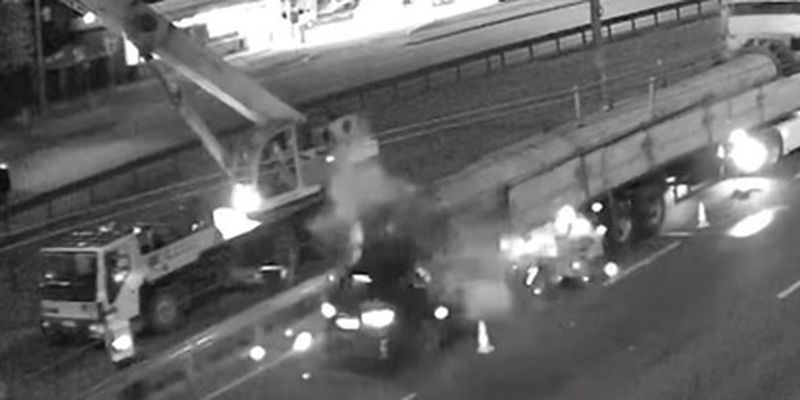 Авто влетело в прицеп: на видео попал момент жесткого ДТП с грузовиком в Киеве