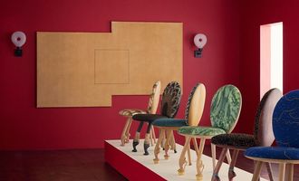 Вдохновили женщины: Кристиан Лабутен выпустил коллекцию стульев на шпильке