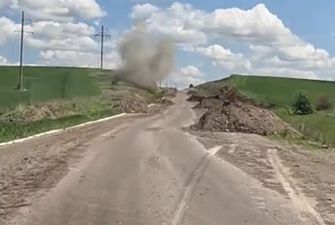 "Дорога смерти": журналисты сняли видео обстрела трассы Лисичанск - Бахмут