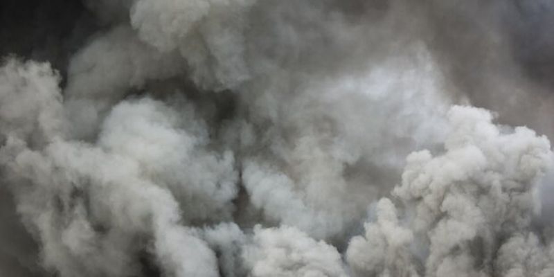 Масштабный пожар охватил рынок: все в черном дыму, первые кадры огненного ЧП