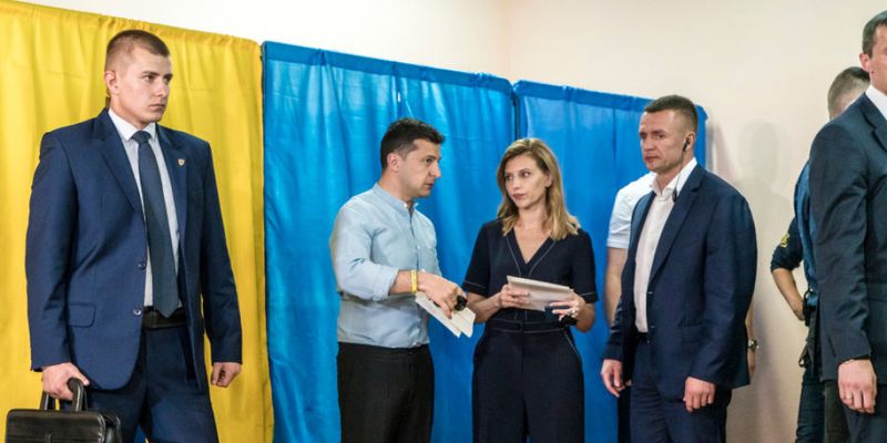 Опережает тренды: Елена Зеленская пришла на выборы в брючном костюме цвета «глубокий синий»