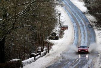 Большие сугробы, закрытые дороги и трое погибших: в Великобритании свирепствует снежный шторм