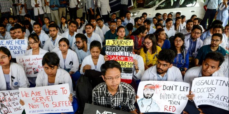 Масові страйки лікарів в Індії: медики просять захистити їх від пацієнтів – фото, відео