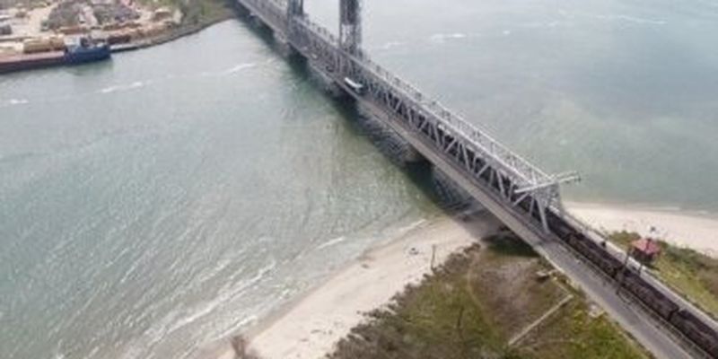 Россияне в пятый раз ударили ракетами по мосту через Днестровский лиман