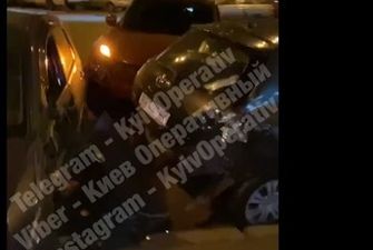 В Киеве ночью произошло "женское" ДТП - водитель разбила три припаркованных авто: видео