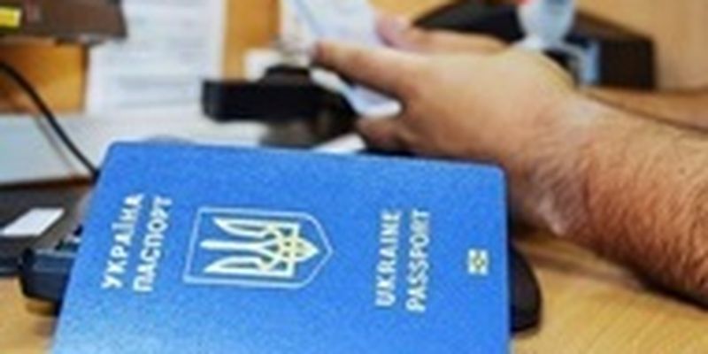 Украинцам за границей перестали выдавать документы