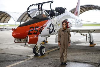 Во флоте США появится первая темнокожая женщина-пилот