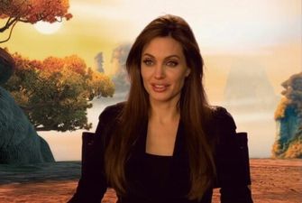 Анджелина Джоли в силуэтном платье с вырезом удивила фигурой на деловой встрече: "Ничуть не постарела"