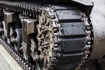 Поліція та активісти проти колони танків: на Чернігівщині люди зупинили війська РФ