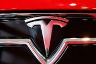 Електрокари Tesla почали продавати за біткоїни