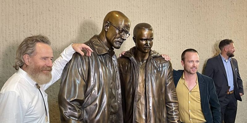 Уолтер Уайт и Джесси: в США установили памятник персонажам сериала "Во все тяжкие"