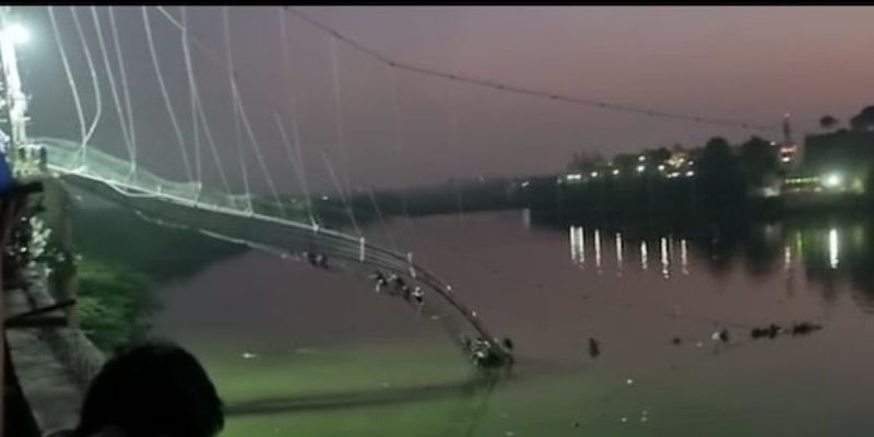 В Индии внезапно обрушился пешеходный мост: десятки человек погибли