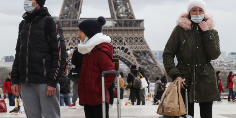 В Париже ввели обязательное ношение масок на улице
