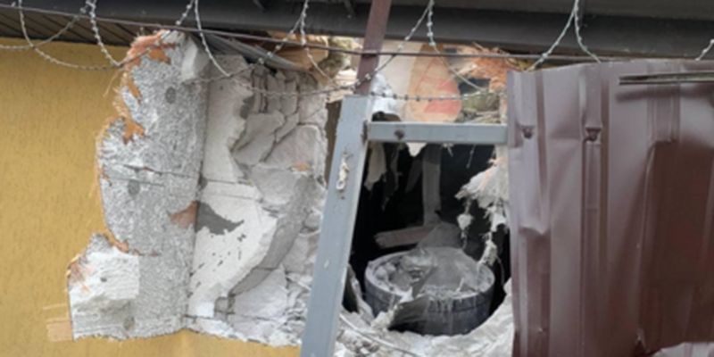 Часть ракеты застряла в доме: появилось фото с последствиями удара по Киеву