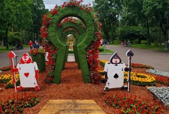 В парке Победа появилась сказка про Алису из 50 тысяч цветов
