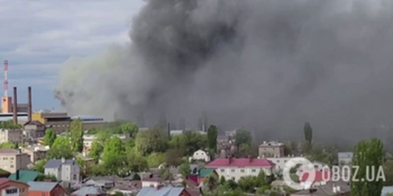 В российском Воронеже вспыхнул мощный пожар на машиностроительном заводе. Фото и видео
