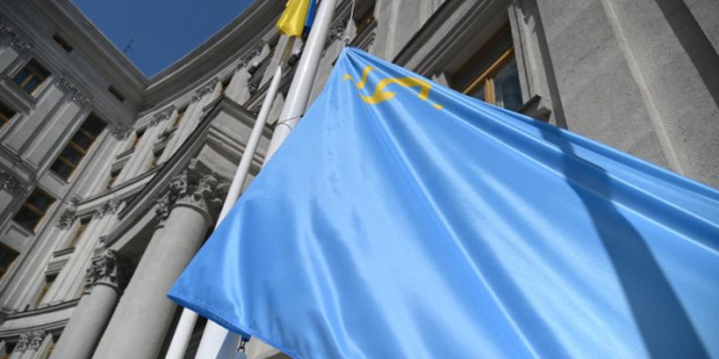 У здания МИДа подняли крымскотатарский флаг