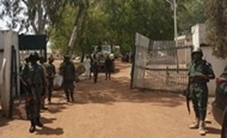 В Нигерии боевики напали на школу и похитили около 300 учеников