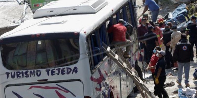 Пасажирський автобус увігнався в будинок: 19 загиблих