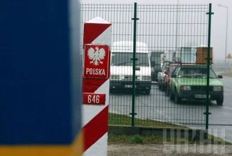На кордоні з Польщею затримали українця з двома десятками підроблених паспортів