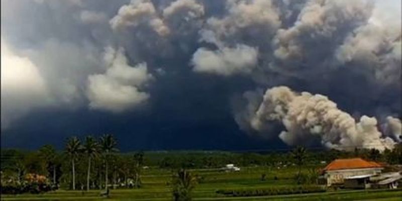 Сотні людей вже евакуювали: найвищий вулкан Індонезії викинув у повітря стовп диму 1,5 км