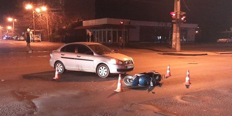 Парень чудом выжил: На перекрестке в Одессе автомобиль столкнулся с мопедом