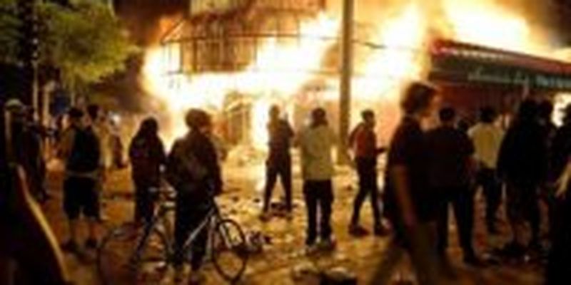 Протестующие в Миннеаполисе сожгли полицейский участок