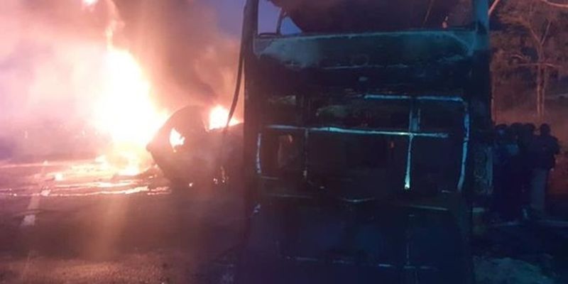 В Зимбабве автобус с пассажирами сгорел после столкновения с бензовозом
